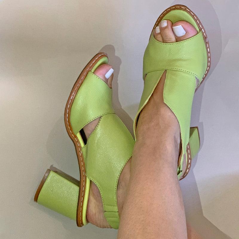 Detailaufnahme: Komfortfußbett der Selina Damen Ledersandalen mit stabilem Absatz.