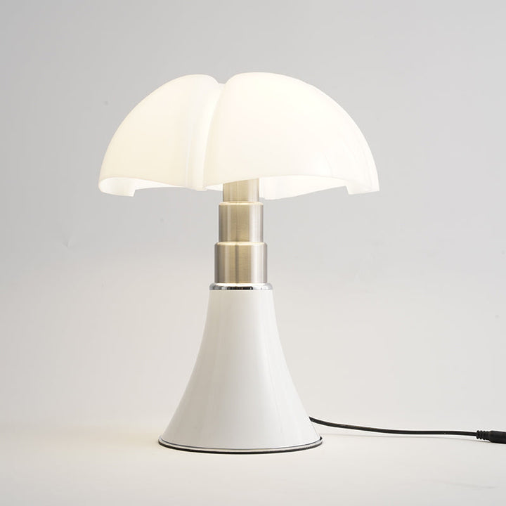 LED Tischlampe ClassicGlow spendet warmes, stimmungsvolles Licht und schafft Atmosphäre.