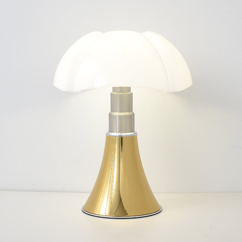 Dekorative Retro LED Lampe ClassicGlow aus Metall, die jeden Wohnraum stilvoll aufwertet.