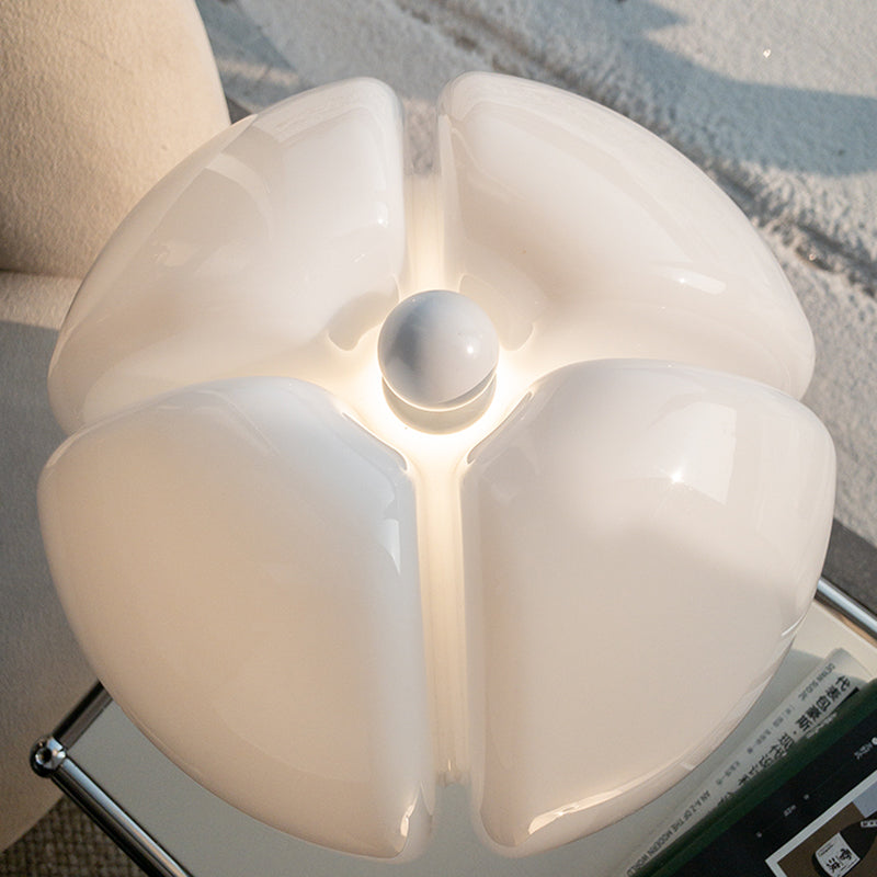 Geschenkidee: Retro LED Tischlampe ClassicGlow für Liebhaber von stilvoller Beleuchtung.
