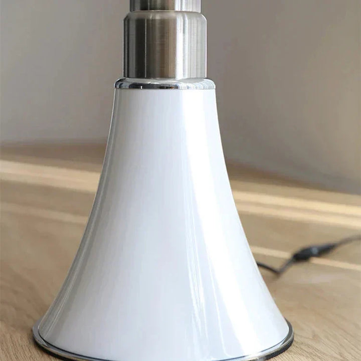 Retro LED Tischlampe ClassicGlow für stimmungsvolle Beleuchtung in Wohnzimmer oder Büro.