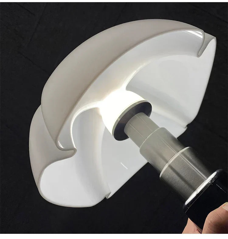 LED Tischlampe ClassicGlow erzeugt stimmungsvolles, warmweißes Licht für entspannte Abende.