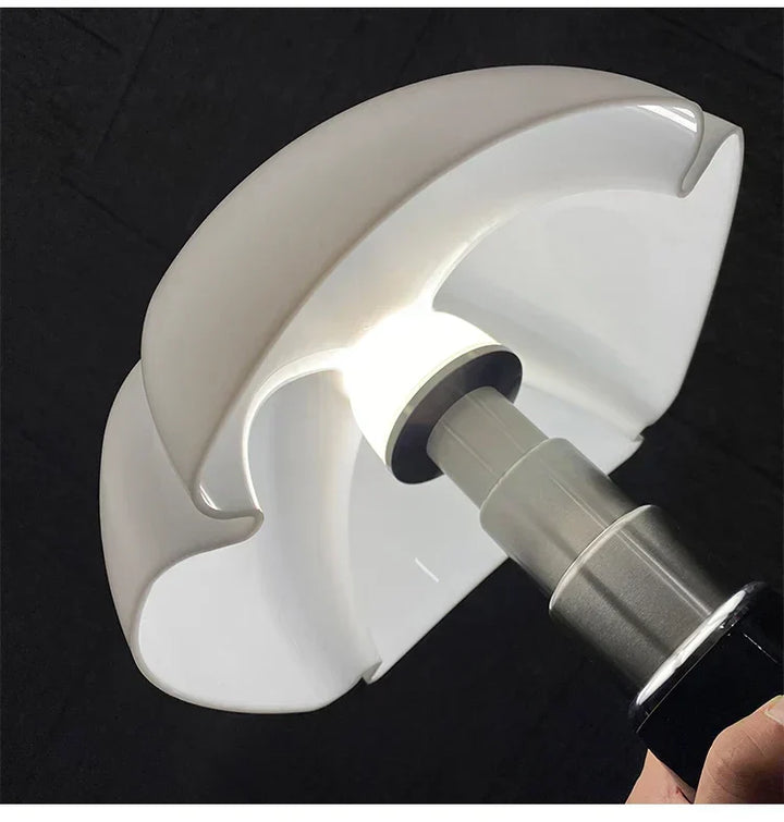LED Tischlampe ClassicGlow erzeugt stimmungsvolles, warmweißes Licht für entspannte Abende.
