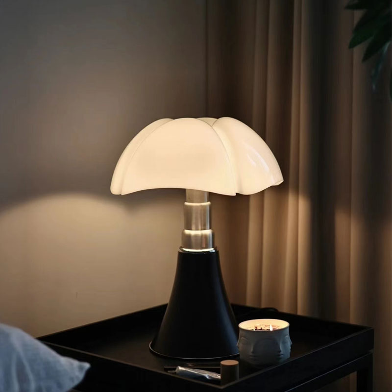 Zeitlose LED Tischlampe Retro Design ClassicGlow, energieeffizient und dekorativ für Ambiente.