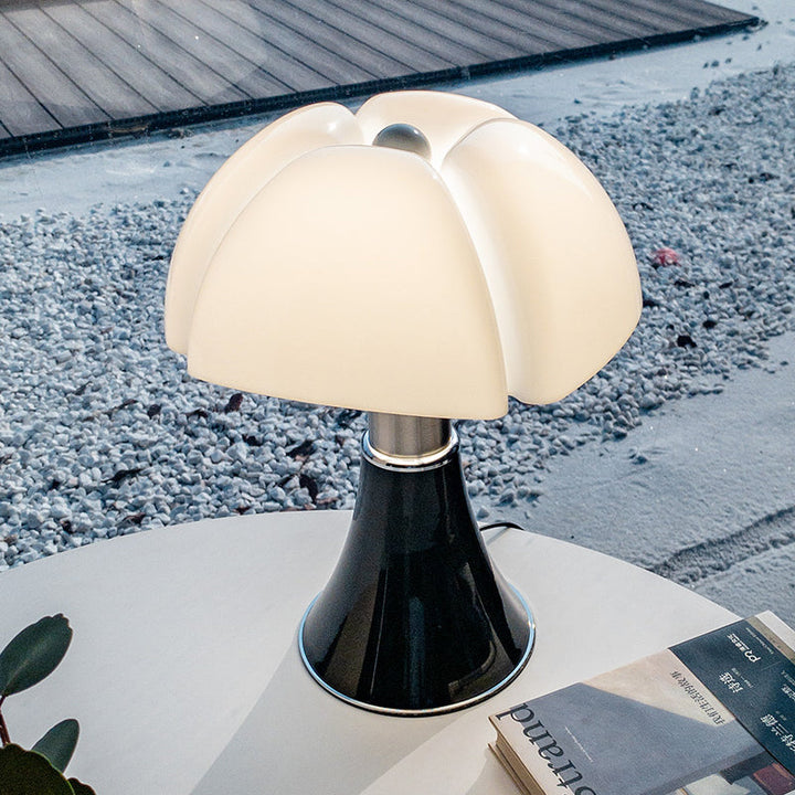 Energieeffiziente LED Leselampe Retro Design ClassicGlow, ideal für gemütliche Leseabende.