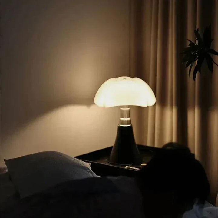 Metall LED Tischlampe Retro Design ClassicGlow, stilvolle Akzentbeleuchtung für jeden Raum.
