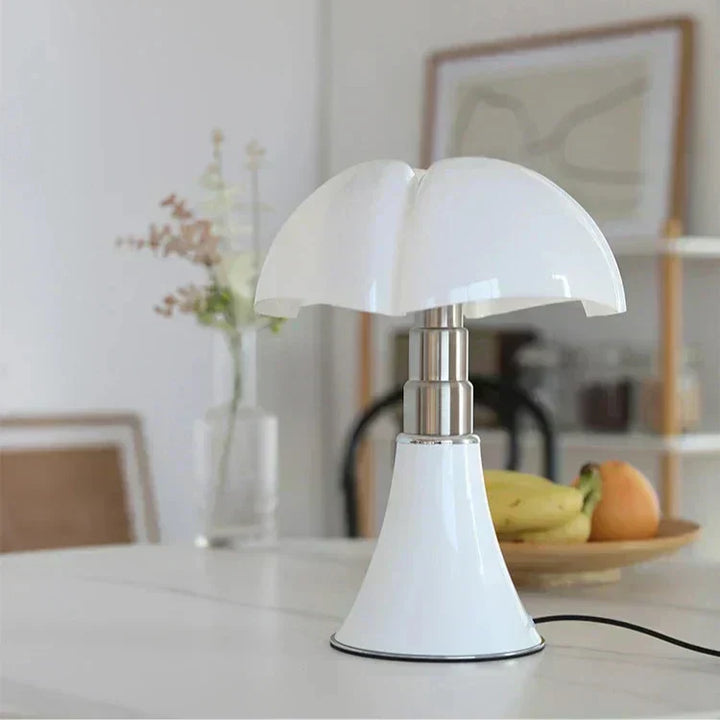 Stilvolle Retro Dekorationslampe ClassicGlow aus Metall, spendet warmes Wohnzimmerlicht.