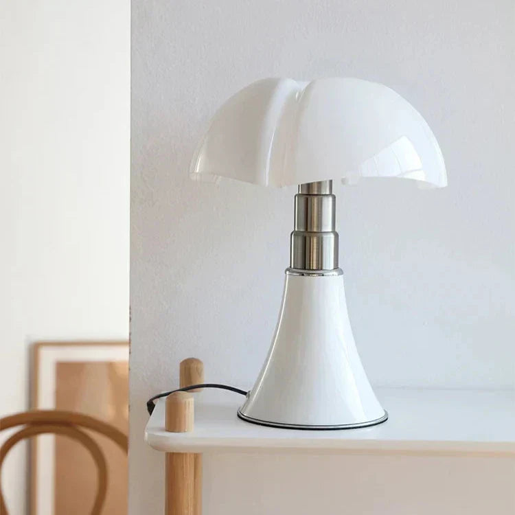 LED Tischlampe ClassicGlow mit elegantem Retro Design, perfekt als Nachttischlampe.