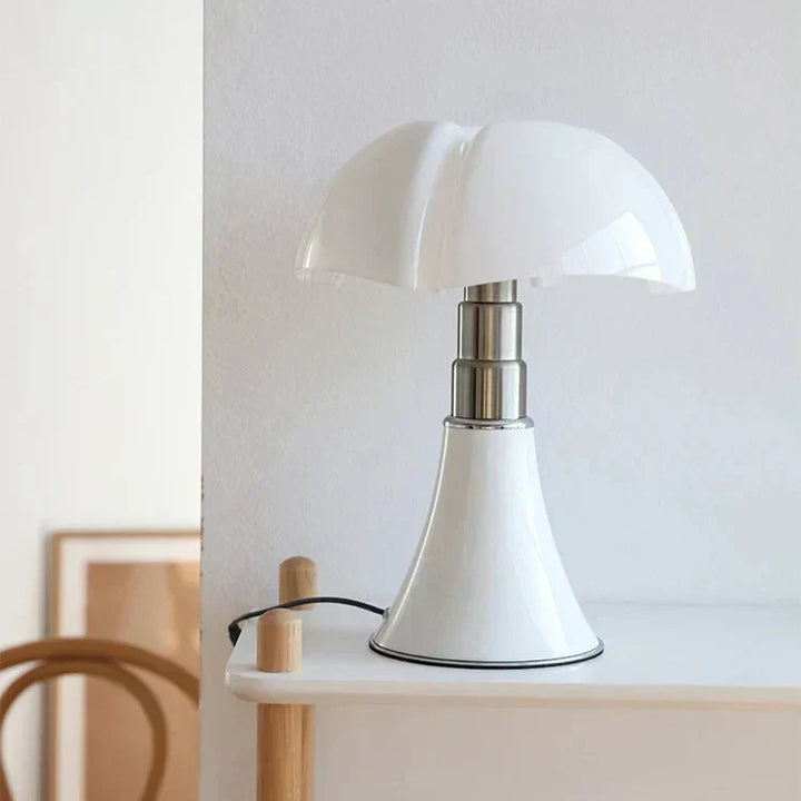 LED Tischlampe ClassicGlow mit elegantem Retro Design, perfekt als Nachttischlampe.