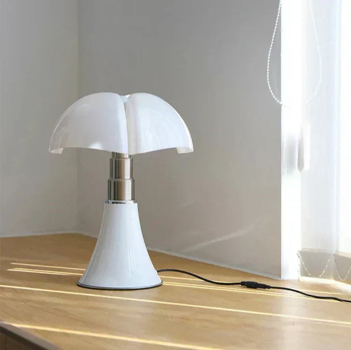 Vintage-inspirierte LED Tischlampe ClassicGlow aus Metall für gemütliche Abendstunden.