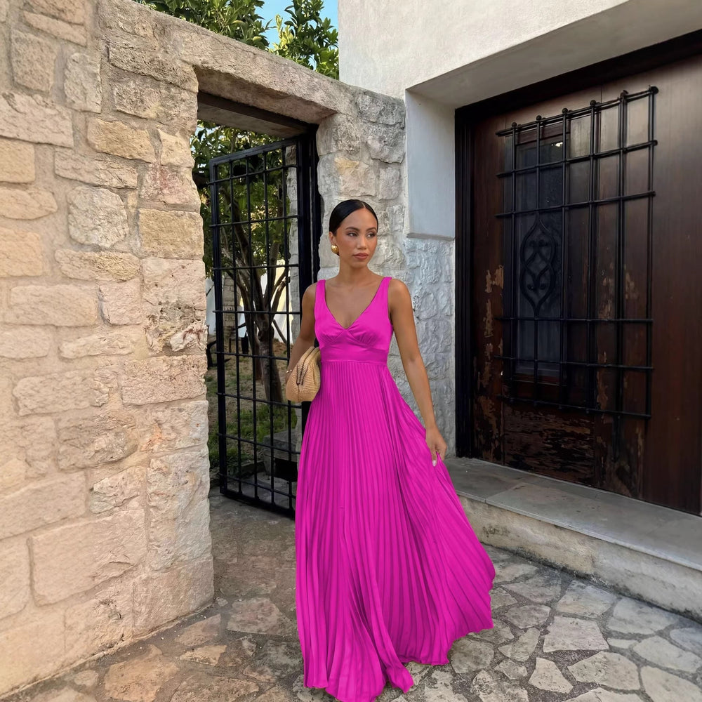 Ärmelloses Plissee Maxikleid für Damen. Festliches Galakleid mit fließendem Rock, ideal für Hochzeitsgäste.