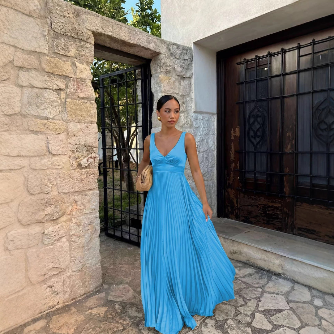Elegantes Damenabendkleid, plissee, lang, mit tiefem V-Ausschnitt. Ideal für besondere Anlässe und Galas.