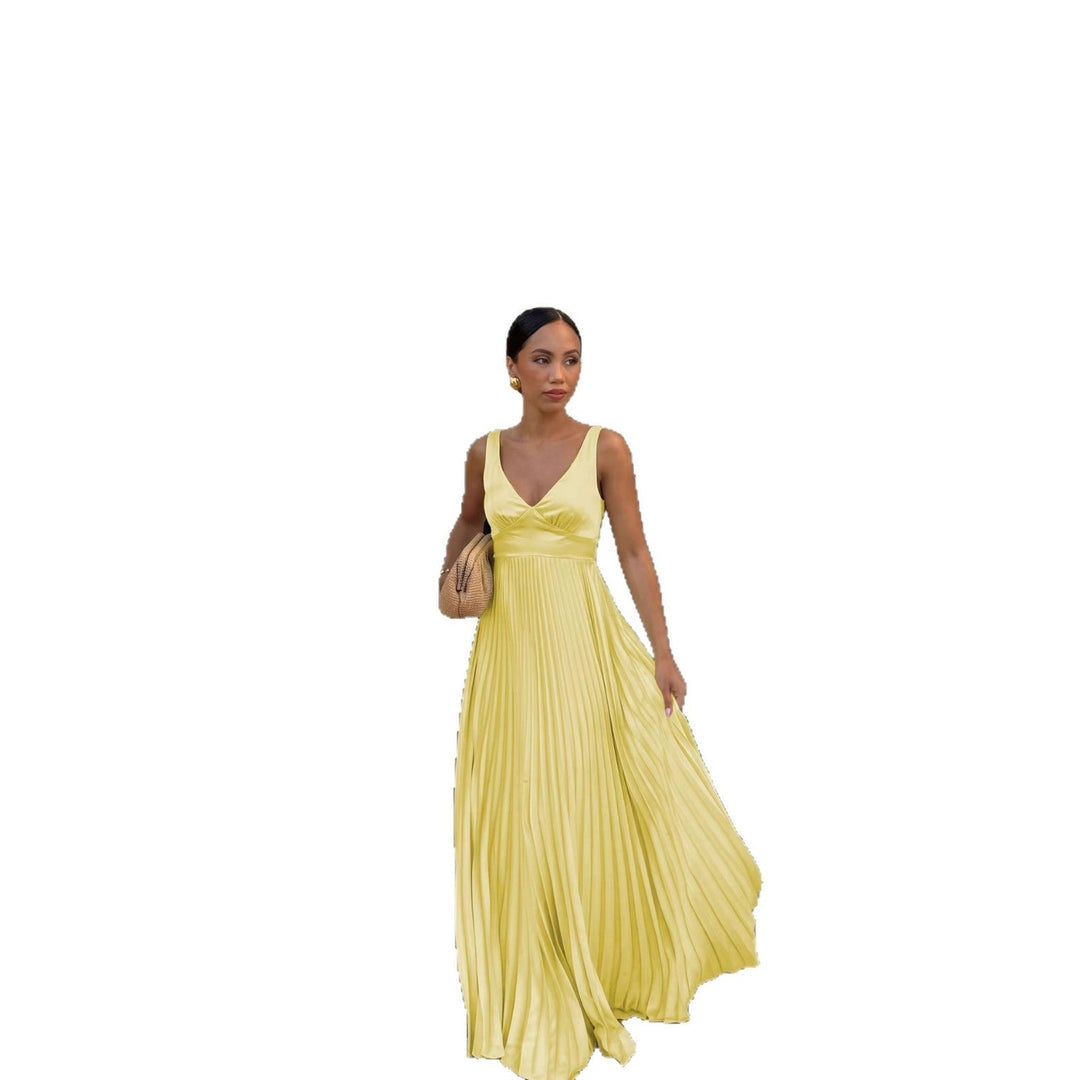 Fließendes, langes Plissee Abendkleid für Damen. Zeitloses Design für festliche Anlässe und Gala-Abende.