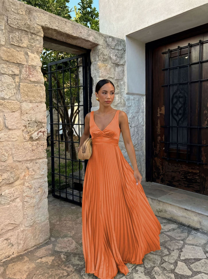 Schickes, ärmelloses Damen Galakleid mit Plissee-Rock. Perfektes, langes Abendkleid für besondere Feiern.