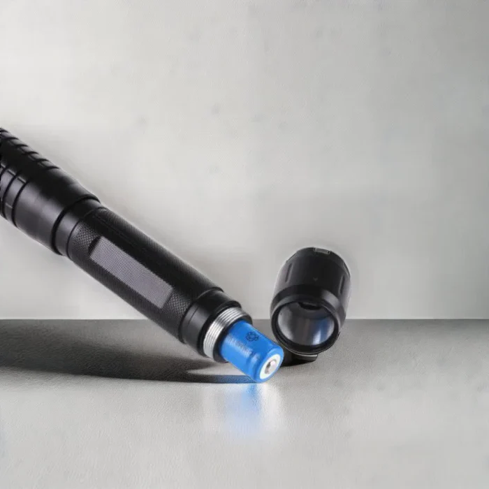 Kraftvolle Laserlampe, ideal als taktische Taschenlampe für Outdoor, Survival & Notfall-Beleuchtung.