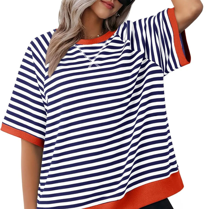 Model trägt gestreiftes Damen T-Shirt, bequem und vielseitig, ideal für sommerliche Aktivitäten.