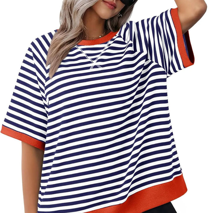 Model trägt gestreiftes Damen T-Shirt, bequem und vielseitig, ideal für sommerliche Aktivitäten.