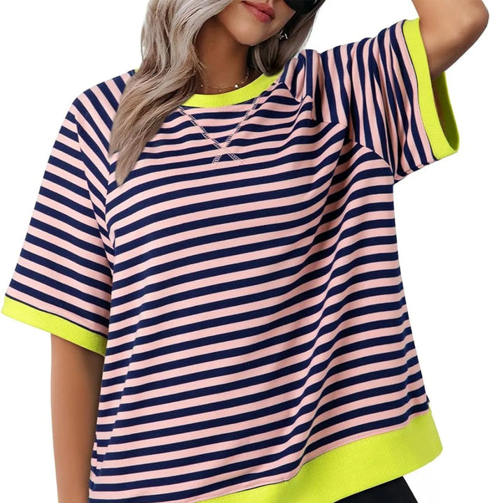 Nahaufnahme des gestreiften Damen T-Shirts, weicher Stoff und modische Streifen für Alltag und Freizeit.