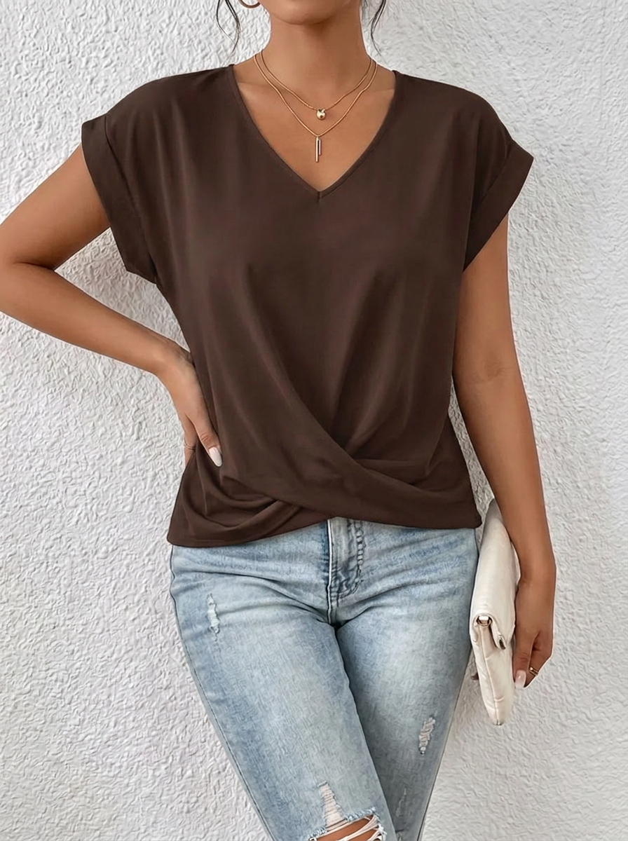 Locker sitzendes Damen T-Shirt mit V-Ausschnitt, kurzarm. Bequem & stilvoll für den Sommer.
