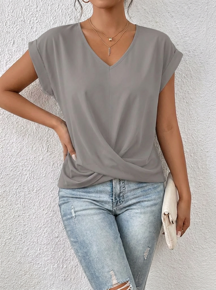 Damen T-Shirt mit V-Ausschnitt, kurzarm. Lässig, bequem und stilvoll für den Sommer.