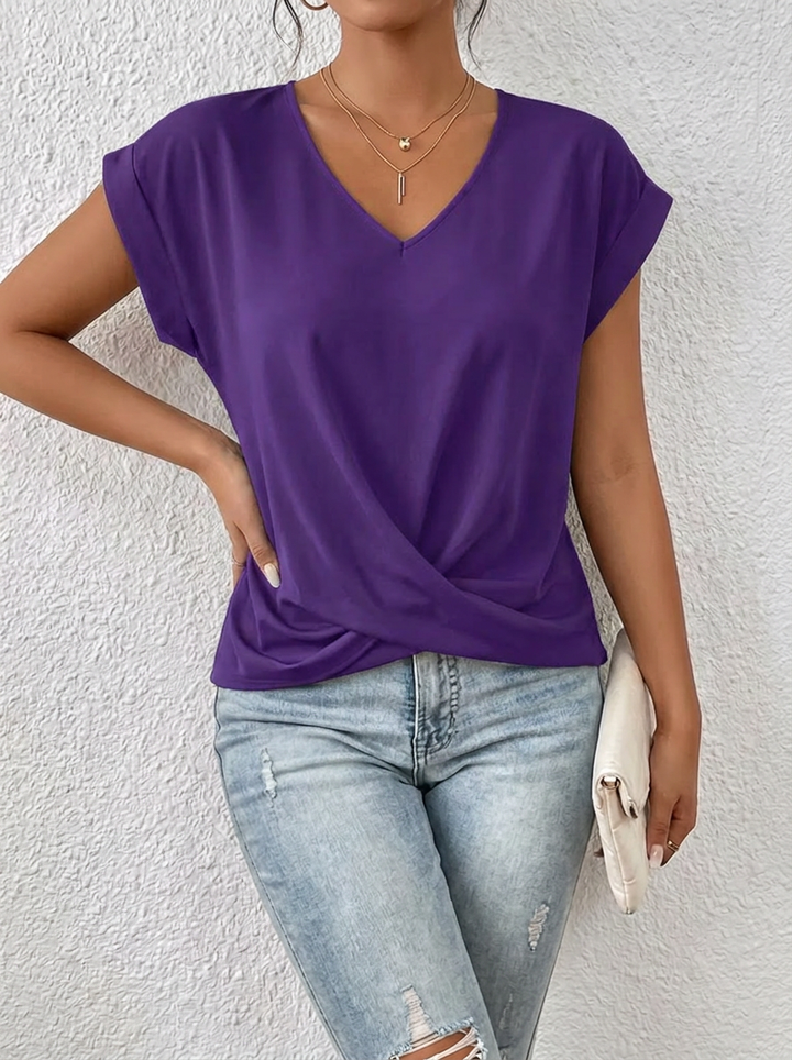 Modernes Damen T-Shirt, V-Ausschnitt, kurzarm. Bequemes Oberteil für lässige Sommer-Looks.