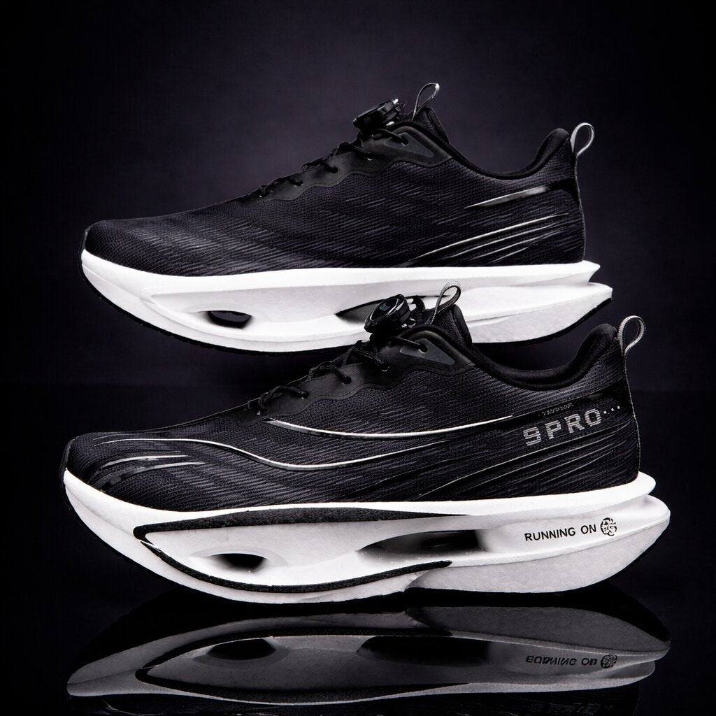 Seitenansicht der Herren Sportschuhe: atmungsaktives Mesh, leichte Dämpfung & flexible Gummisohle.