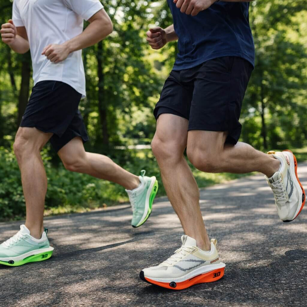 Moderne Herren Laufschuhe, atmungsaktiv und leicht. Ideal für Jogging, Fitness & lange Spaziergänge.