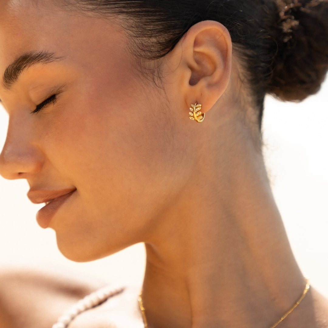 Trendige Damen Huggie Creolen in Gold mit Zirkon, ideal für stilbewusste Frauen. Wasserfest & hautverträglich.