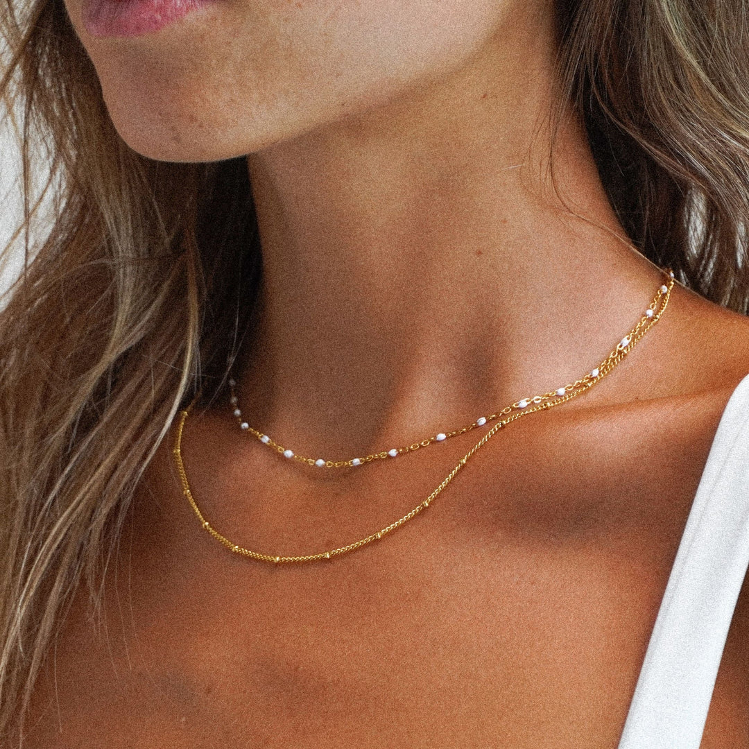 Wasserfeste Gold Emaille Damen Choker Halskette, zweireihig aus robustem Edelstahl, ideal für Layering.