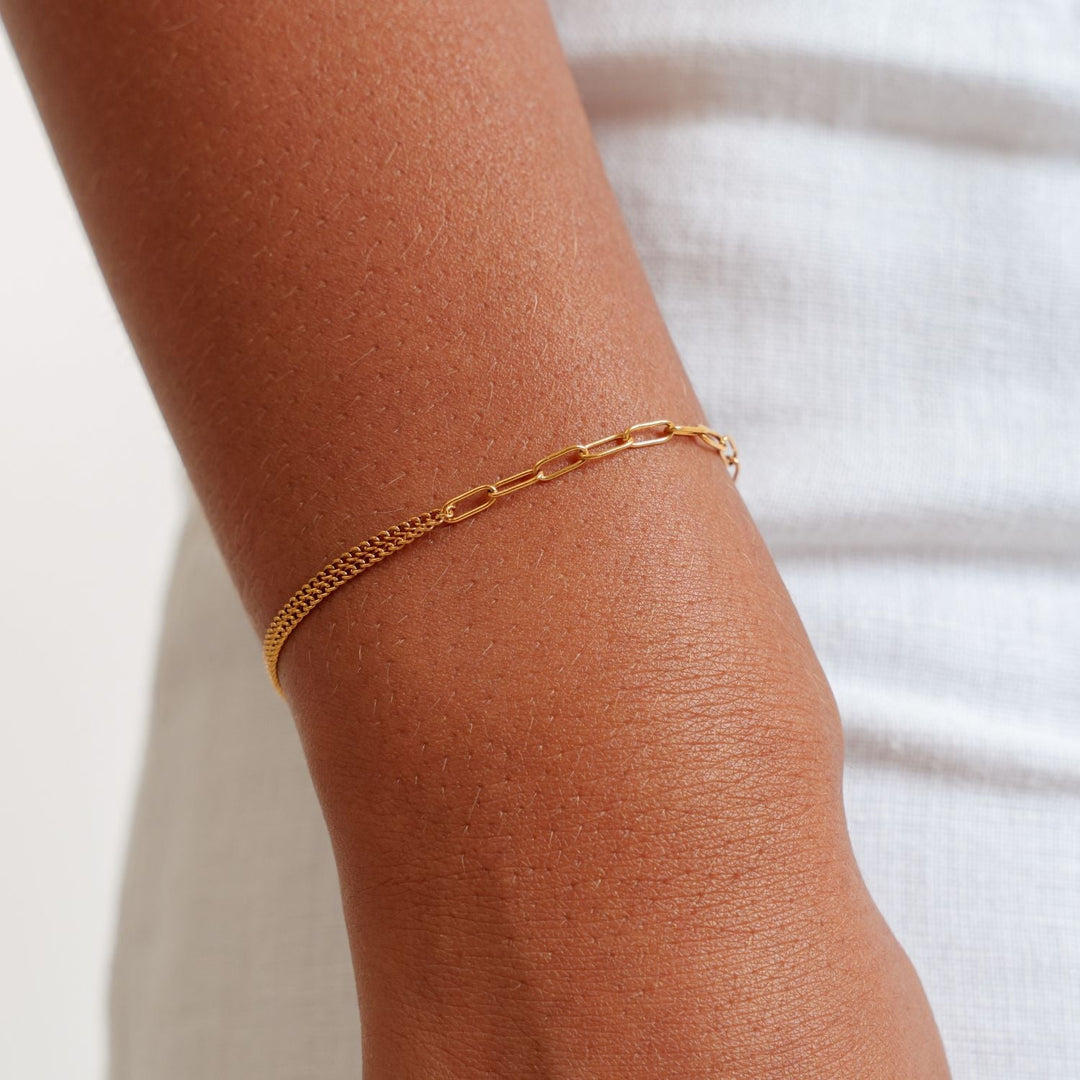 Elegantes Damen Armband aus Gold mit gemischten Gliederketten und Paperclip-Design, verstellbar, Edelstahlschmuck.