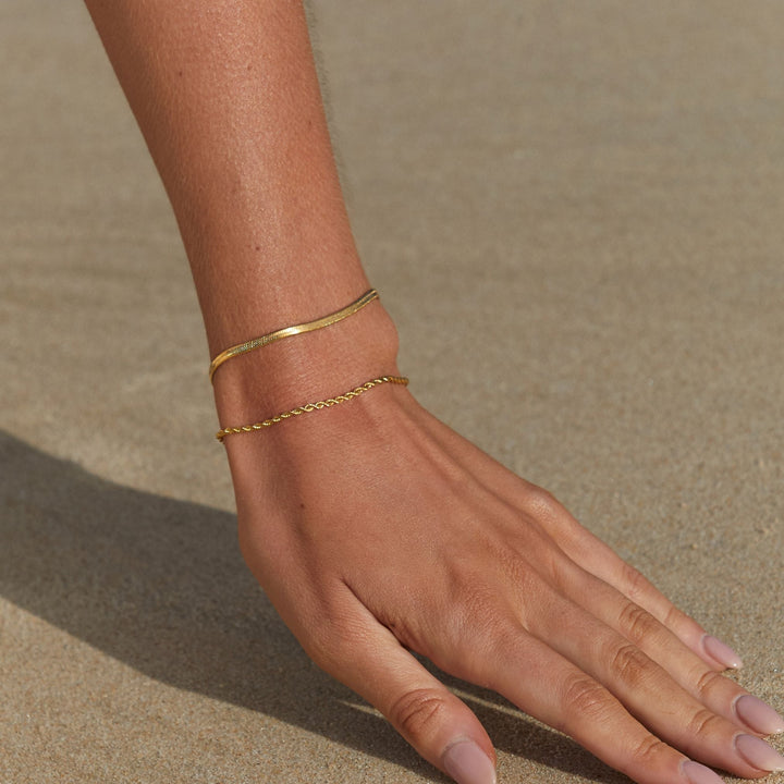 Wasserfestes goldenes Layering Armband für Damen, doppellagige Fischgrät- und Seilkette, langlebig.