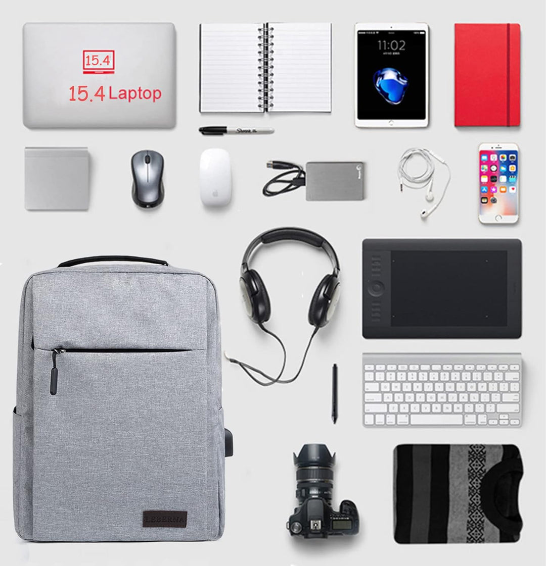 Mann trägt schlanken, wasserdichten Unisex Laptop-Rucksack (grau) im urbanen Umfeld.