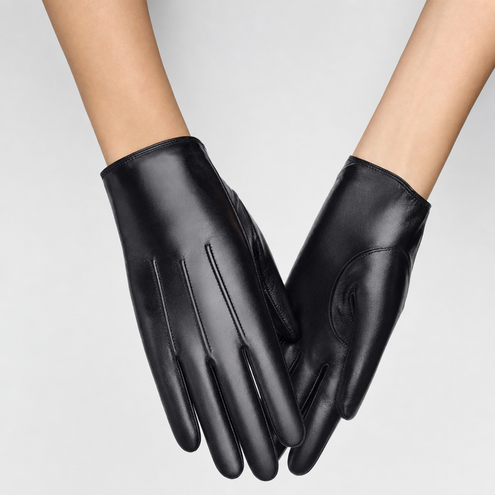 Klassische Damen Handschuhe in Cognac. Modisches und elegantes Winter-Accessoire, schlank für stilvolle Outfits.
