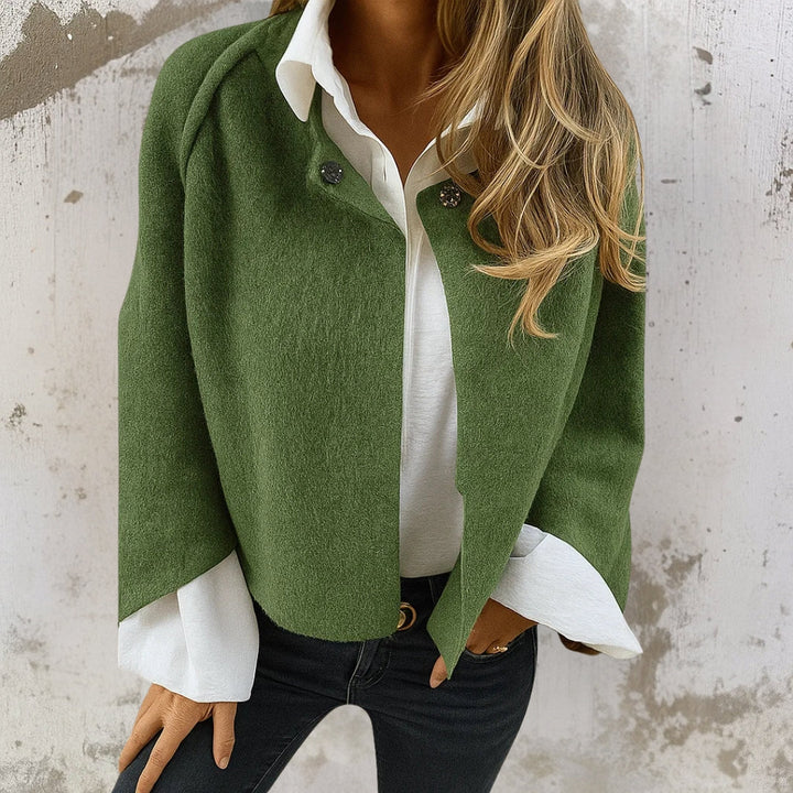 Model trägt elegante Damen Kurzjacke im Blazer-Stil. Vielseitige Übergangsjacke für Büro & Freizeit.