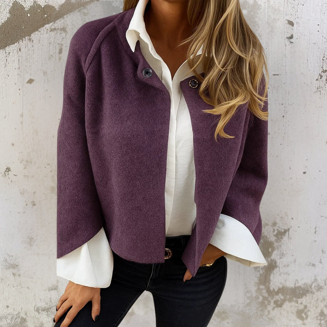 Seitenansicht der Damen Blazer-Kurzjacke. Eleganter, leichter Schnitt als vielseitige Übergangsjacke.