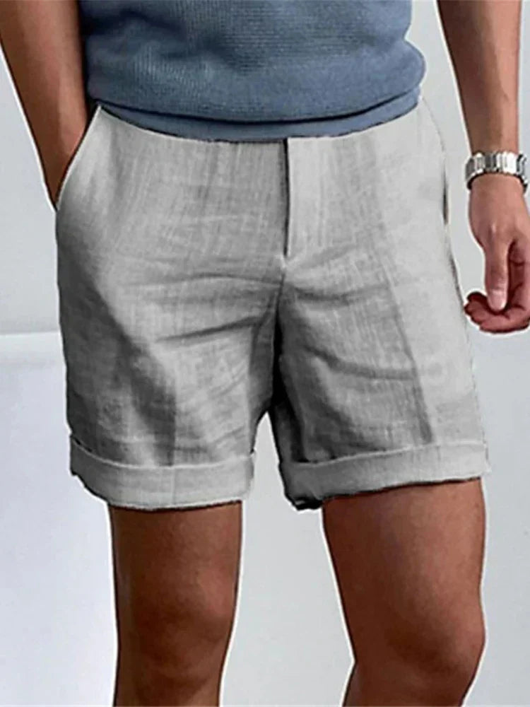 Rückansicht der Herren Leinen-Sommershorts Jorin, bequeme Passform mit praktischen Taschen.