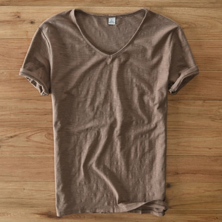 Aufgehängtes leichtes Herren Sommer T-Shirt mit V-Ausschnitt aus Leinen, für Freizeit & Eleganz.