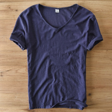 Klassisches Herren V-Ausschnitt T-Shirt aus Leinen in sommerlicher Farbe, atmungsaktiv & leicht.