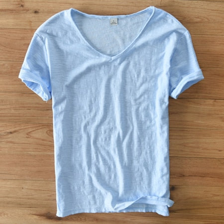 Gefaltetes Herren Leinen T-Shirt mit V-Ausschnitt, bereit für den Sommerurlaub.