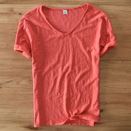 Detailaufnahme des atmungsaktiven Leinenstoffs eines Herren Sommer T-Shirts mit V-Ausschnitt.