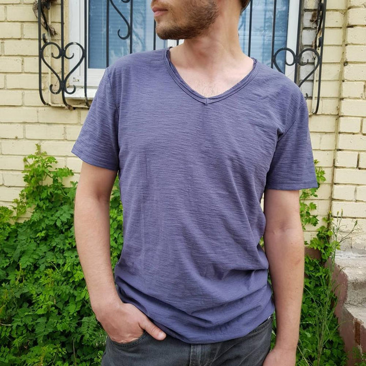 Vielseitiges Herren Sommer T-Shirt mit V-Ausschnitt aus Leinen, für Freizeit und elegante Casual-Looks.