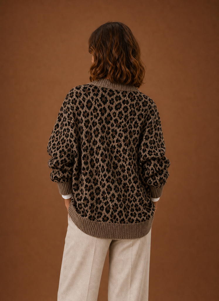 Stylischer Damen Leoparden-Cardigan mit V-Ausschnitt, durchgehender Knopfleiste und langen Ärmeln. Elegant.
