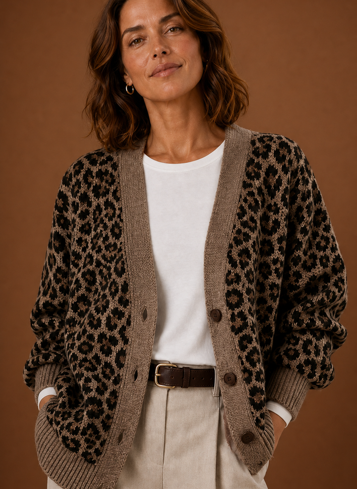 Komfortable Damen Leoparden-Strickjacke. Langarm-Oberteil mit V-Ausschnitt & Knöpfen für modische Herbst-Looks.