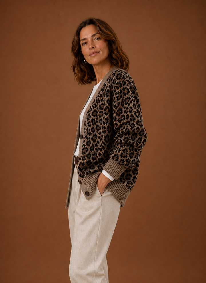 Weiche Damen-Strickjacke im Leopardenmuster. Langarm-Cardigan mit V-Ausschnitt, ideal für Freizeit & Büro.