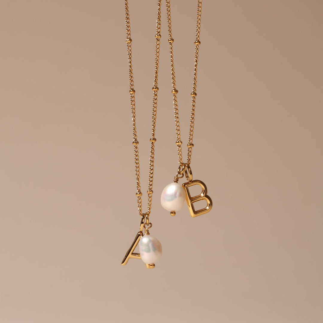Damen Goldhalskette mit einzigartiger Barockperle & personalisiertem Initial Anhänger.