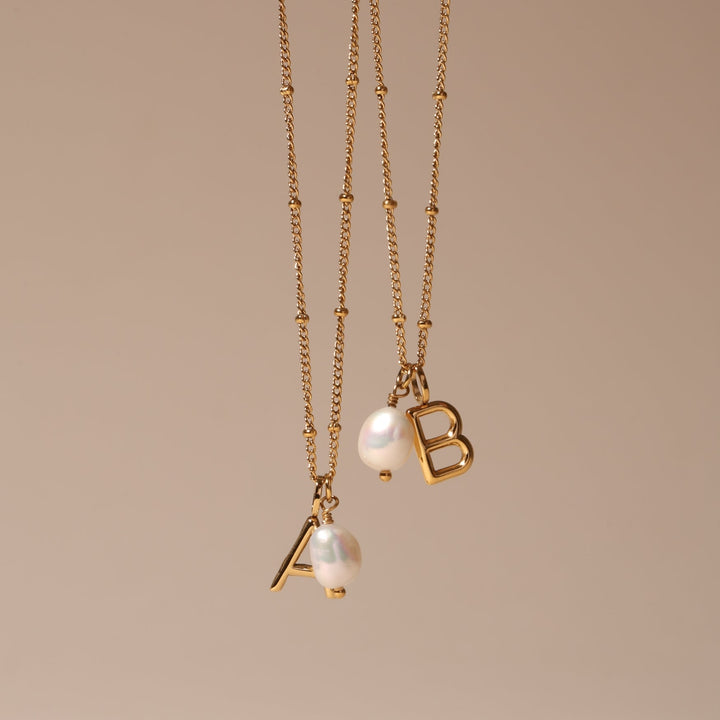 Damen Goldhalskette mit einzigartiger Barockperle & personalisiertem Initial Anhänger.