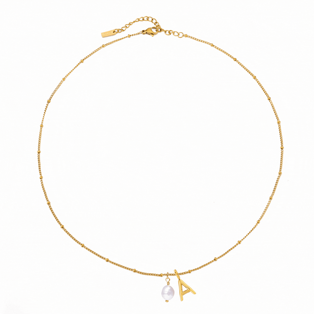 Goldene Damenhalskette mit unregelmäßiger Barockperle & personalisiertem Buchstaben-Anhänger.