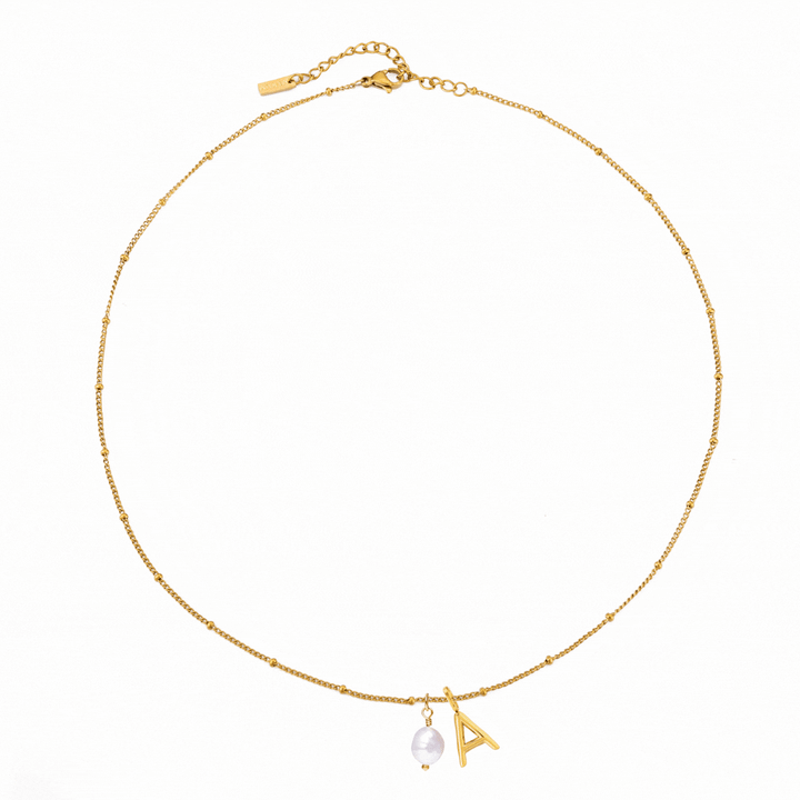 Goldene Damenhalskette mit unregelmäßiger Barockperle & personalisiertem Buchstaben-Anhänger.