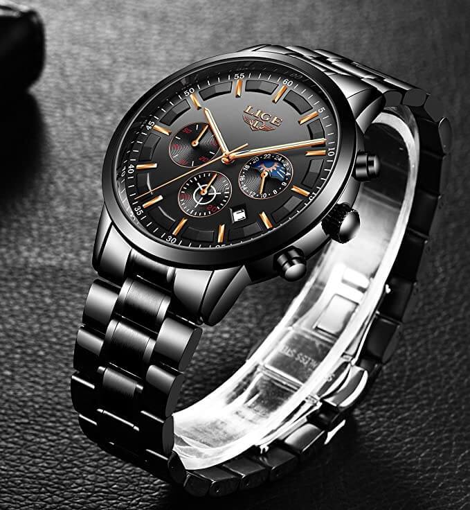Elegante Herrenuhr mit schwarzem Zifferblatt und klassischem Lederarmband, ein zeitloses Accessoire für Männer.