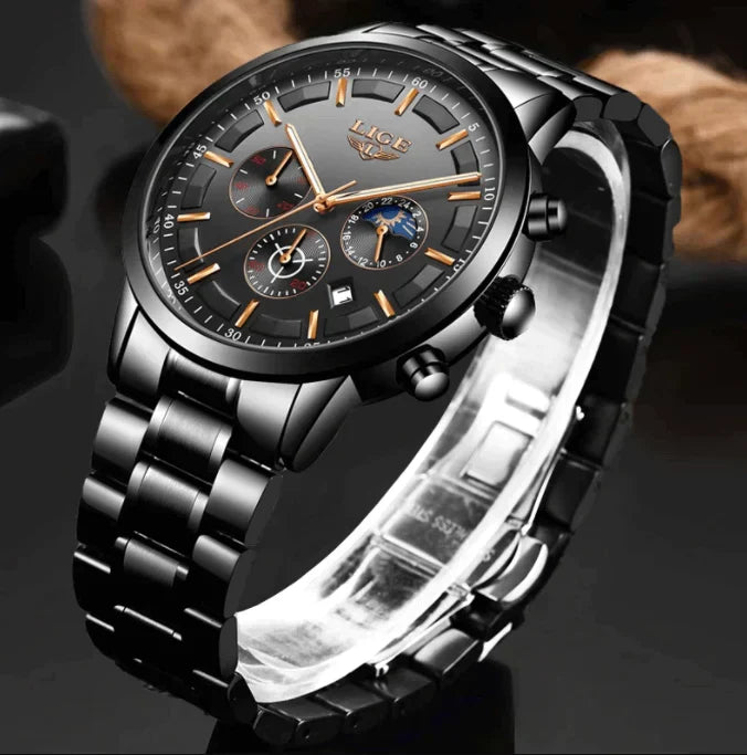 Nahaufnahme der präzisen Herren Armbanduhr im Militär-Look, mit klaren Ziffern und hochwertigem Gehäuse.
